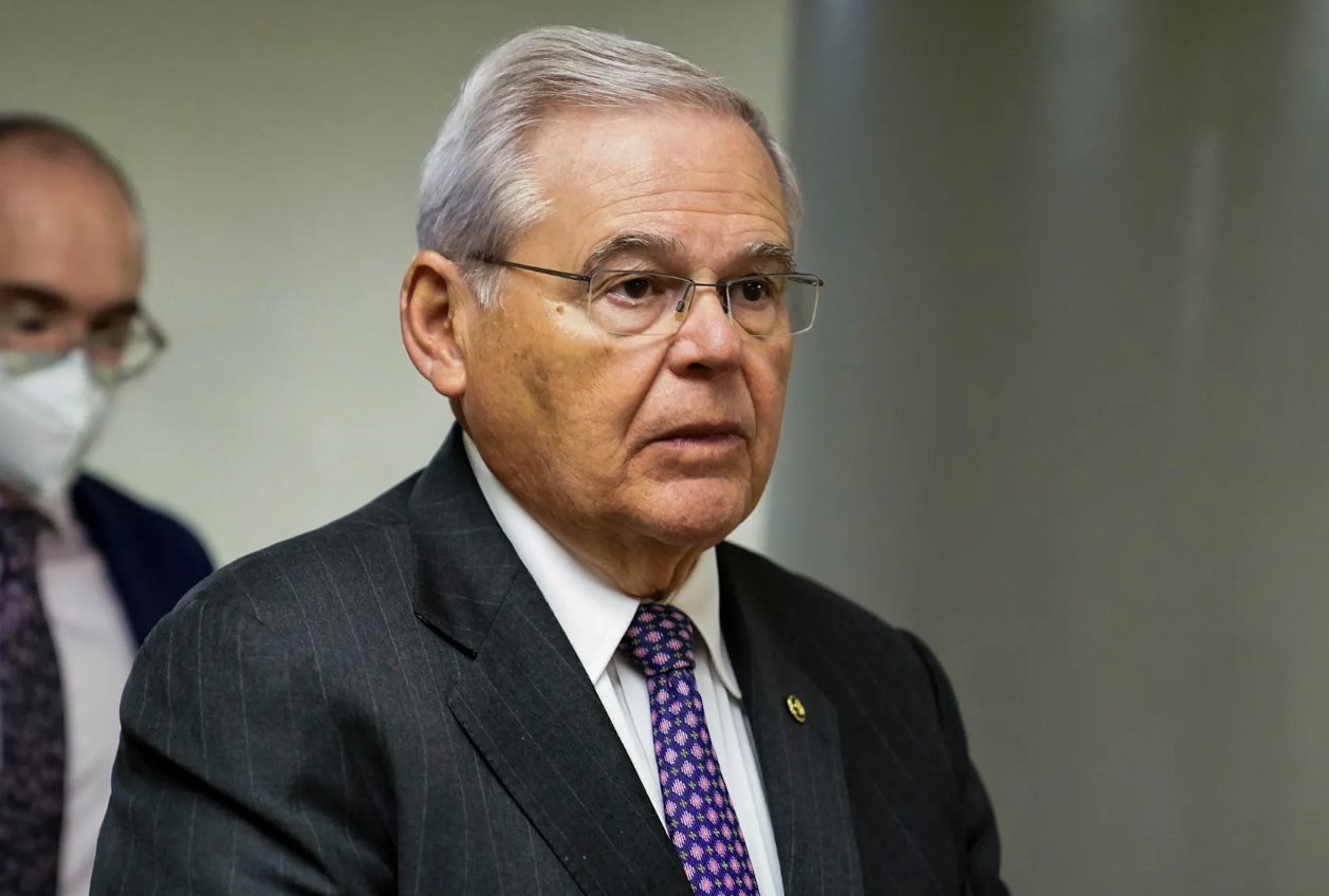 2022年7月19日，美國(guó)華盛頓州國(guó)會(huì)山，美國(guó)參議員鮑勃&middot;梅嫩德斯（新澤西州民主黨）走過參議院地鐵。