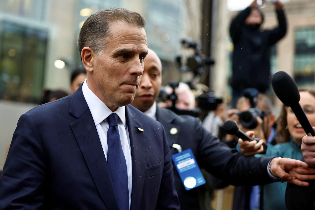 美國(guó)總統(tǒng)喬·拜登之子亨特·拜登于2024年2月28日在美國(guó)華盛頓奧尼爾眾議院辦公大樓與共和黨領(lǐng)導(dǎo)的眾議院監(jiān)督委員會(huì)成員對(duì)總統(tǒng)進(jìn)行彈劾調(diào)查后發(fā)表閉門證詞后離任。