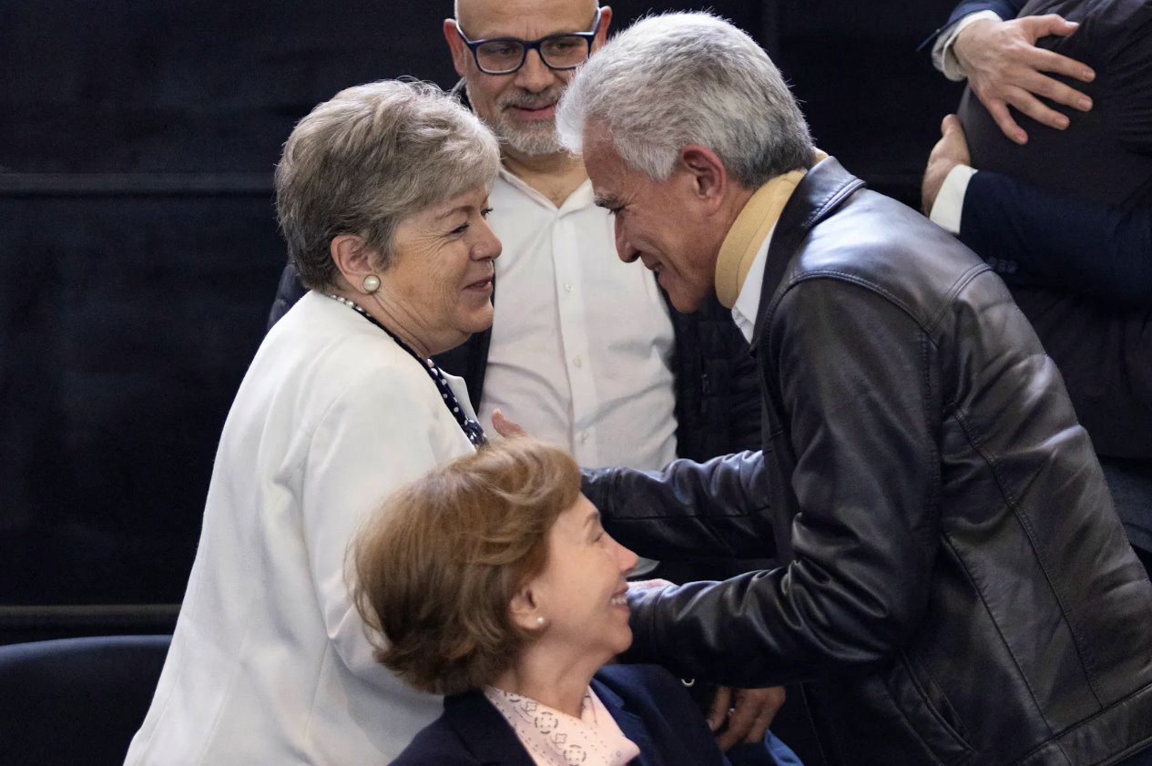 墨西哥外交部長(zhǎng)阿麗西婭&middot;巴爾塞納與墨西哥駐厄瓜多爾外交和政治事務(wù)負(fù)責(zé)人羅伯托&middot;坎塞科&middot;馬丁內(nèi)斯進(jìn)行了交談，此前厄瓜多爾警方突襲駐基多大使館并在貝尼托&middot;華雷斯逮捕了前副總統(tǒng)豪爾赫&middot;格拉斯，墨西哥大使館工作人員已返回該國(guó)。2024年4月7日，墨西哥墨西哥城國(guó)際機(jī)場(chǎng)。