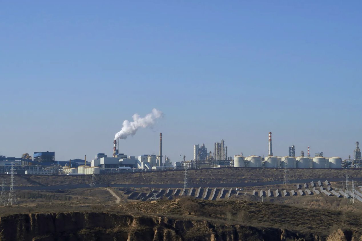 2023年11月20日，中國陜西省神木市金街工業(yè)園區(qū)的工廠前擺放著太陽能電池板。