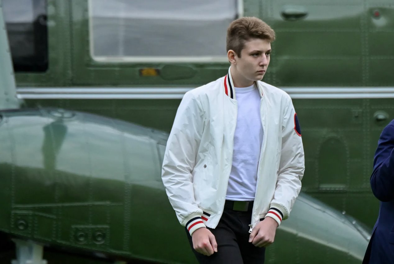 2020年8月16日，美國華盛頓，巴倫&middot;特朗普從海軍陸戰(zhàn)隊(duì)一號步行前往白宮。