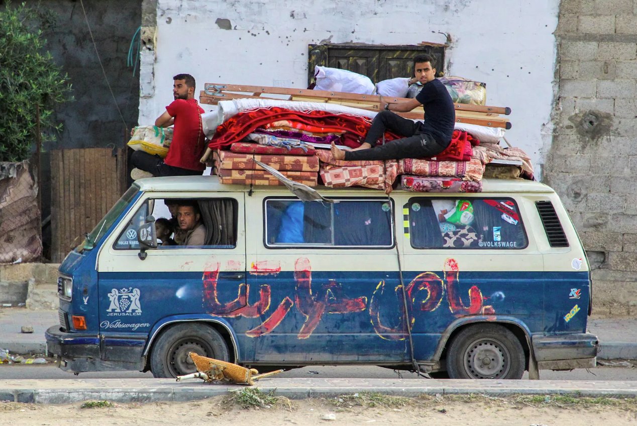 024年5月12日，以色列軍隊在加沙南部城市東部發(fā)動地面和空中行動，流離失所的巴勒斯坦人乘車逃離拉。