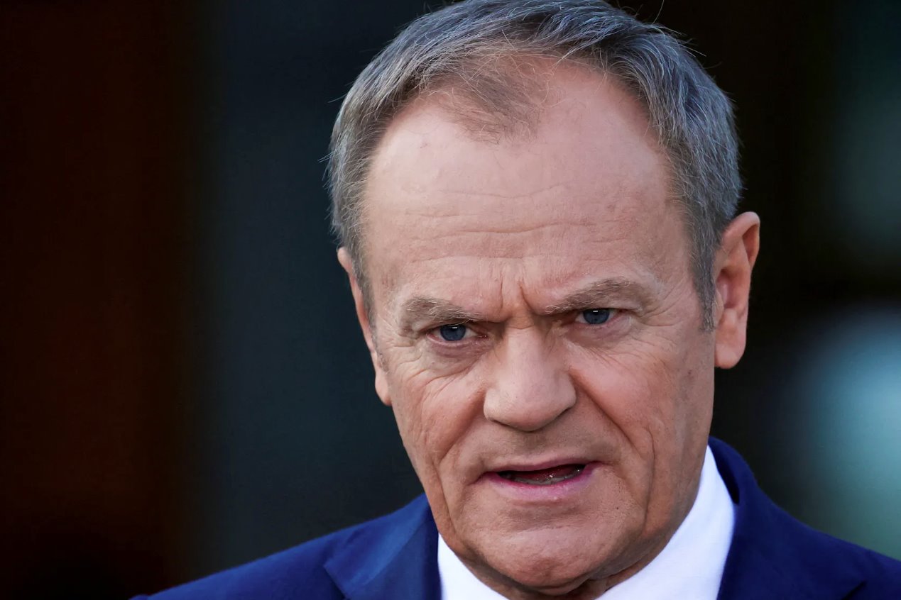 2024年4月11日，波蘭總理唐納德&middot;圖斯克在波蘭華沙皇家瓦津基公園的島上宮殿會(huì)見(jiàn)歐洲理事會(huì)主席查爾斯&middot;米歇爾時(shí)向媒體發(fā)表講話。