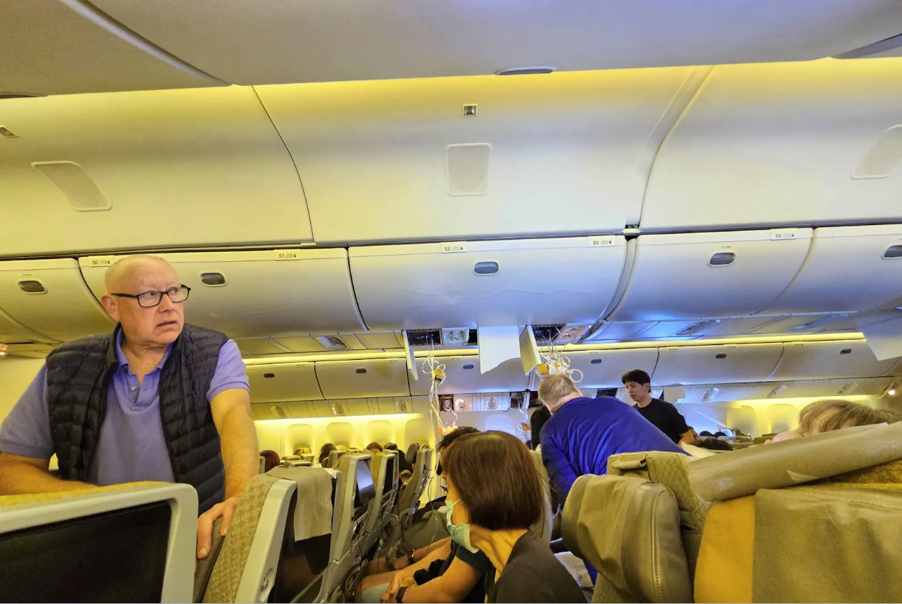 新加坡航空SQ321航班于2024年5月21日緊急降落在泰國曼谷素萬那普國際機場后的內部照片。