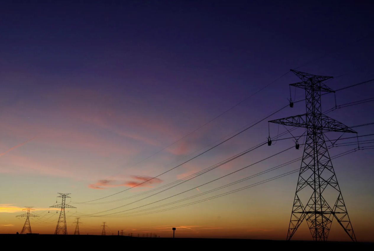 2017年3月14日，太陽落在美國德克薩斯州阿馬里洛北部平原上空的電線后面。