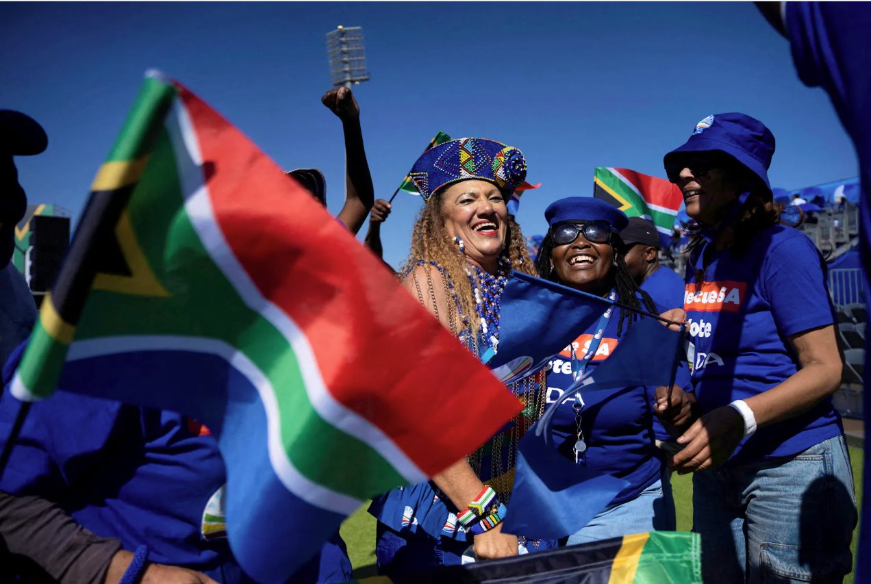南非第二大政黨民主聯(lián)盟的支持者參加2024年5月26日在南非貝諾尼舉行的選舉集會。