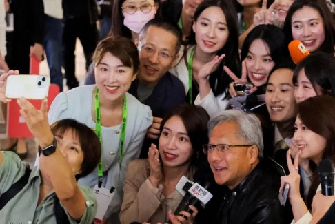 英偉達的老板黃仁勛是“科技界的泰勒·斯威夫特”