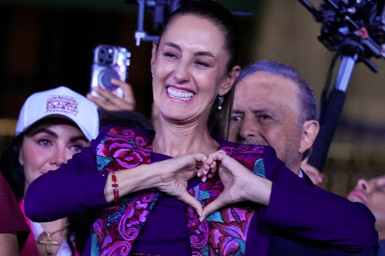 2024年6月3日，墨西哥墨西哥城索卡洛廣場，執(zhí)政黨莫雷納黨總統(tǒng)候選人克勞迪婭&middot;辛鮑姆在贏得總統(tǒng)選舉后向支持者做手勢。