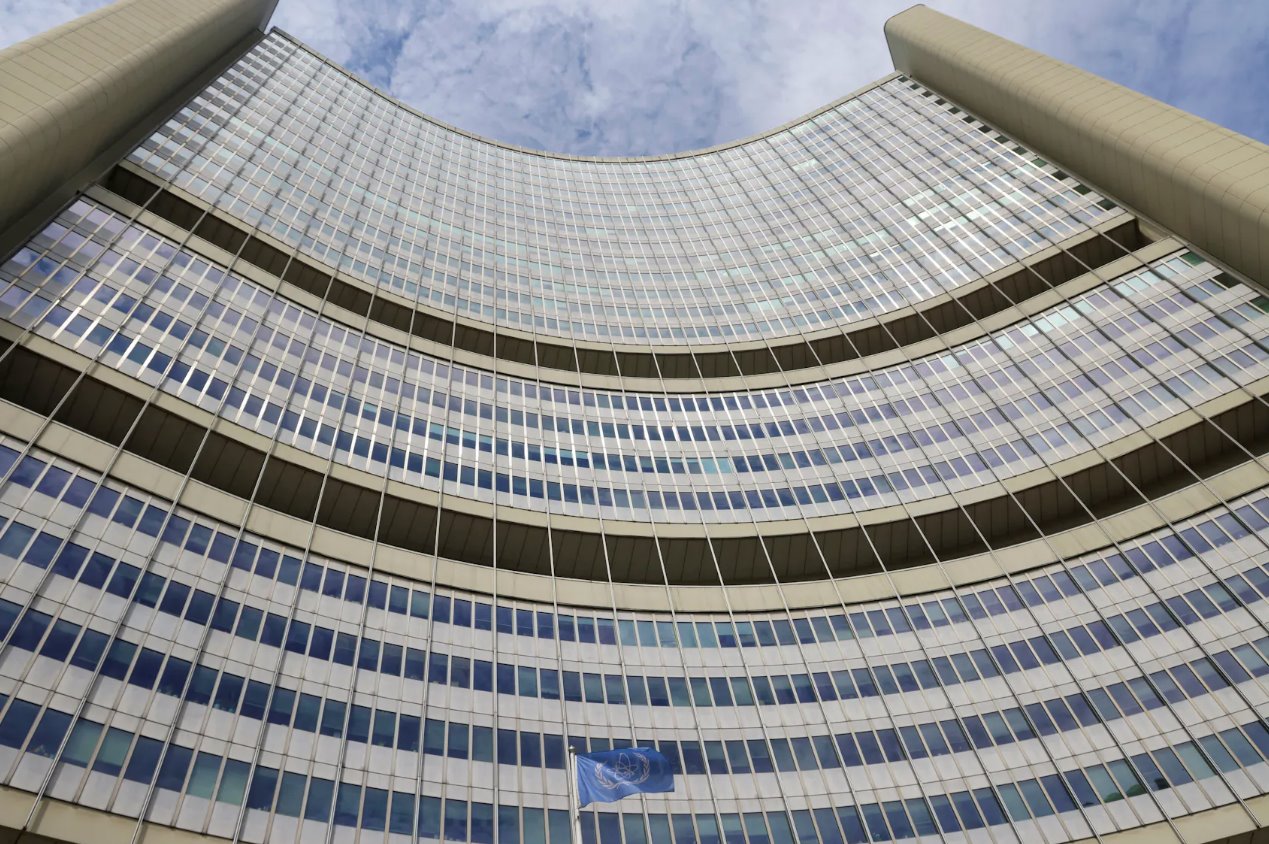 2024年6月3日，國(guó)際原子能機(jī)構(gòu)(IAEA)的35國(guó)理事會(huì)季度會(huì)議在奧地利維也納舉行，該機(jī)構(gòu)總部前飄揚(yáng)著國(guó)際原子能機(jī)構(gòu)(IAEA)的旗幟。