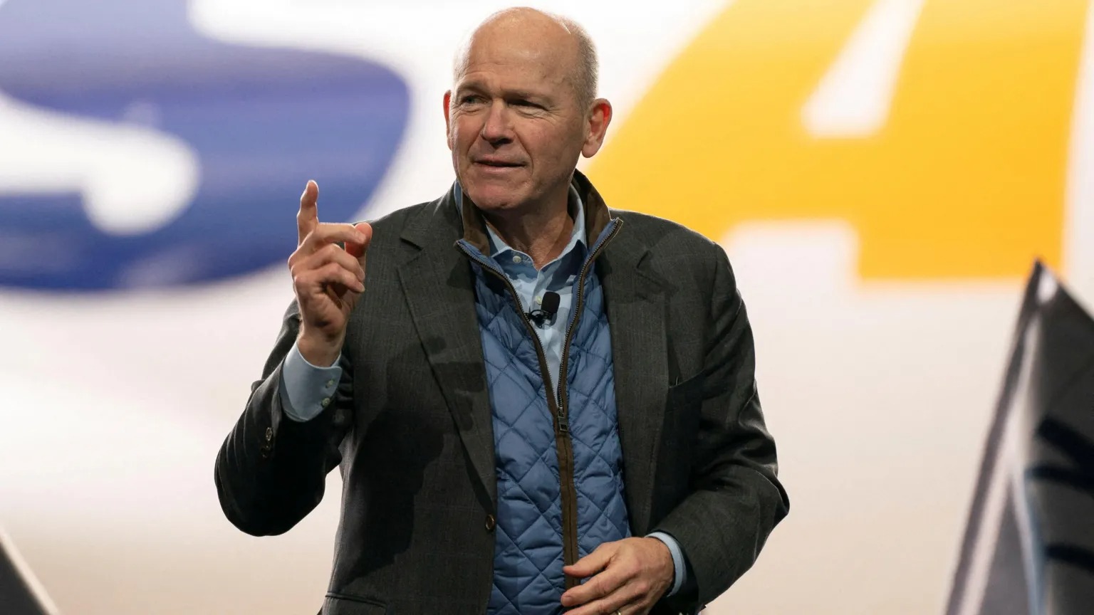 波音公司首席執(zhí)行官戴夫·卡爾霍恩(DaveCalhoun)在噴氣式飛機活動的舞臺上發(fā)表講話