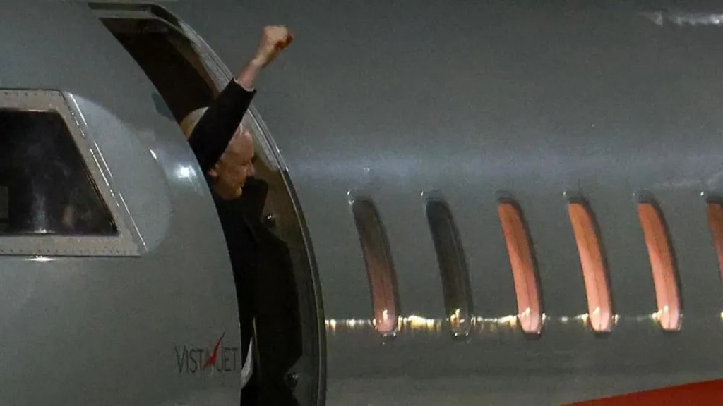 朱利安·阿桑奇重回澳大利亞