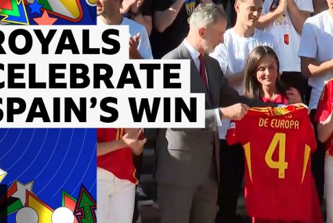 西班牙皇家為男子足球國家隊(duì)舉行歡迎儀式 球迷在街