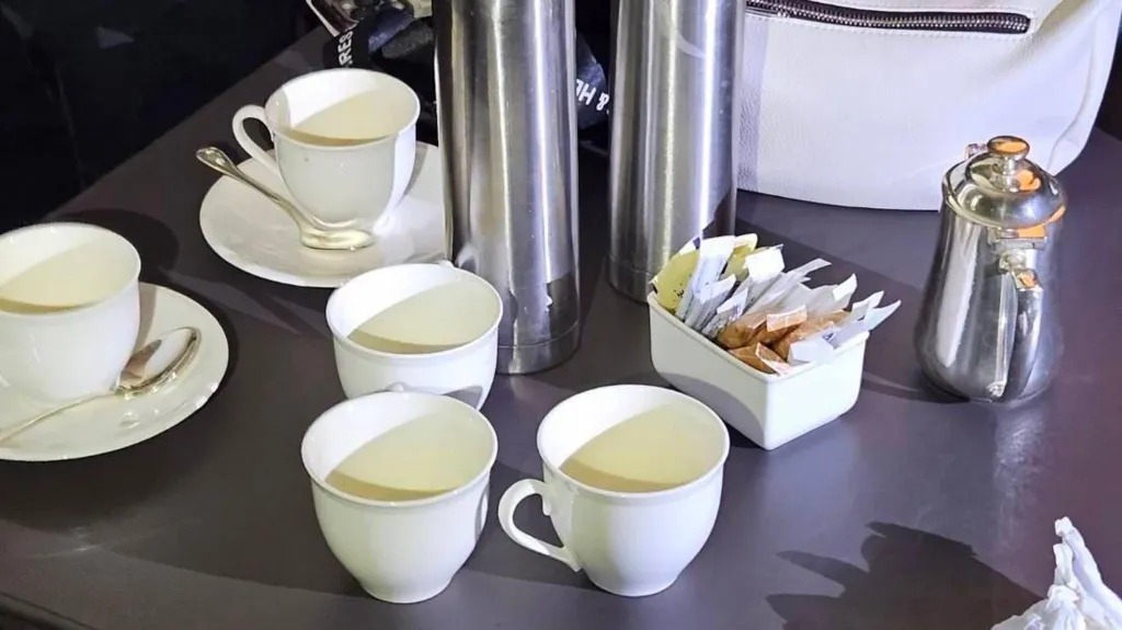 六個茶杯中都發(fā)現(xiàn)了氰化物的痕跡