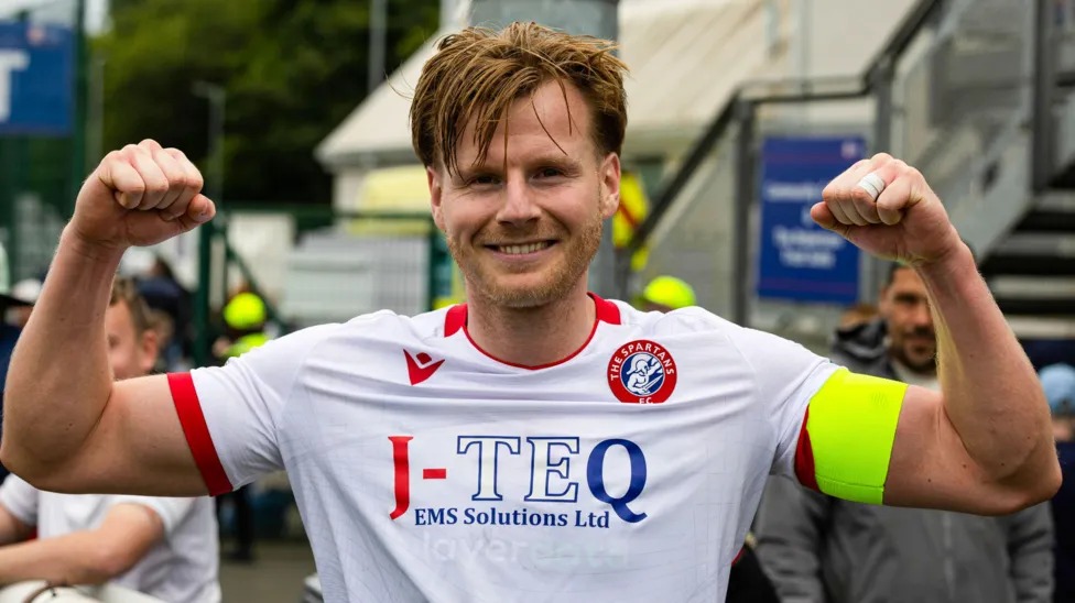 布萊爾&middot;亨德森周六在對陣頂級聯(lián)賽羅斯郡隊的比賽中攻入斯巴達隊制勝球