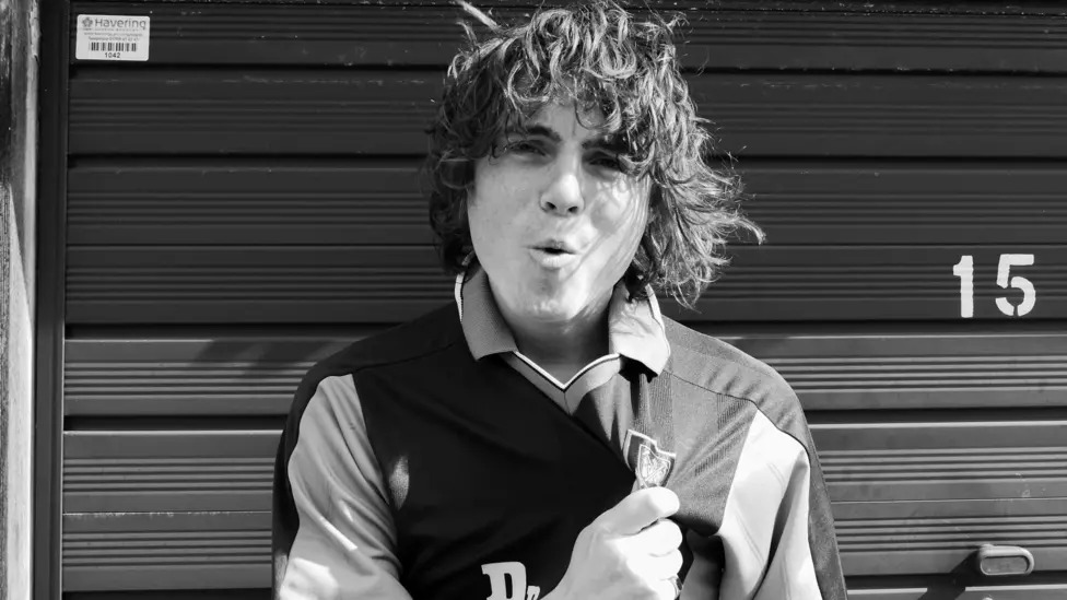 詹姆斯在15歲時進入英國達人秀決賽后，于2014年首次推出熱門單曲，此后創(chuàng)作的單曲已累積超過2億次播放。