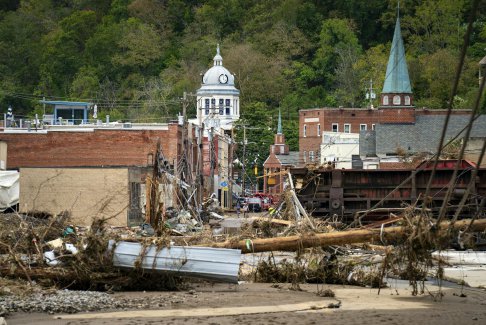 美國颶風(fēng)海倫襲擊北卡羅來納州 山區(qū)小鎮(zhèn)仍有數(shù)百人