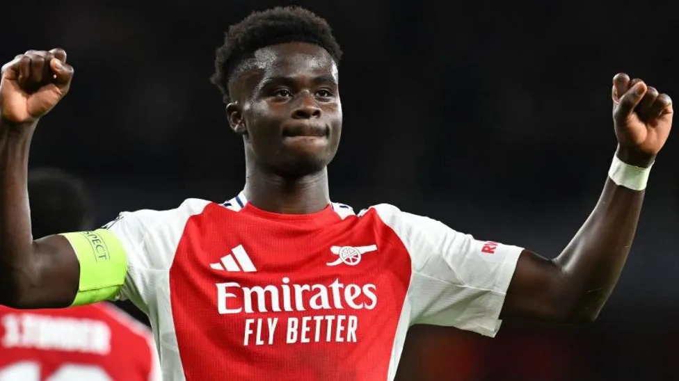 布卡約·薩卡慶祝阿森納在歐冠聯(lián)賽中對陣巴黎圣日耳曼隊的第二個進球