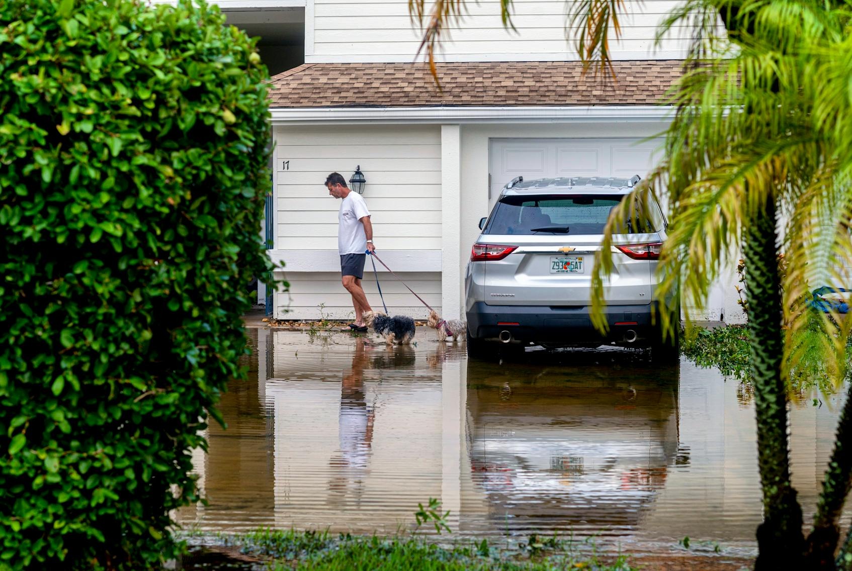 颶風米爾頓在橫掃佛羅里達州后，洪水和颶風強度的大風一夜之間席卷了各地的社區(qū)。