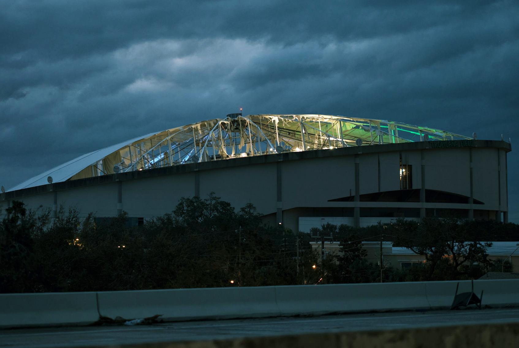 佛羅里達(dá)州圣彼得堡Tropicana球場屋頂被颶風(fēng)撕破