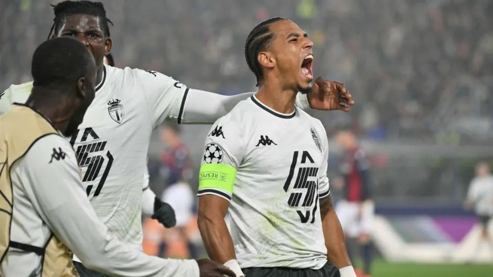 摩納哥球員在博洛尼亞慶祝他們的最后勝利