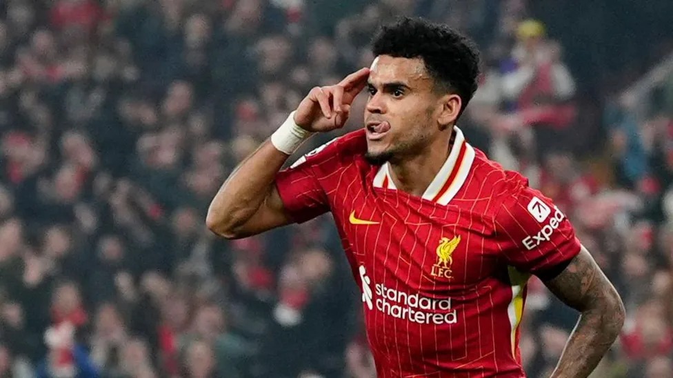 利物浦隊球員路易斯&middot;迪亞茲在安菲爾德慶祝歐冠對陣?yán)瘴謳焐氖讏霰荣? /></p>
<p><a href=