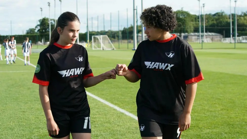 邁莉（左）和泰特在《JJFC》中扮演克里斯蒂娜和利亞。兩人的角色都是前鋒