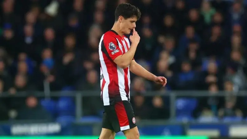 克里斯蒂安·諾加德在古迪遜公園球場被直接紅牌罰下