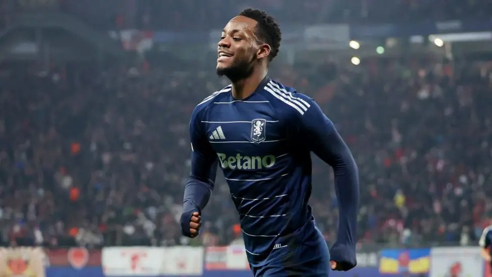 約翰&middot;杜蘭慶祝阿斯頓維拉對陣萊比錫紅牛的比賽進球