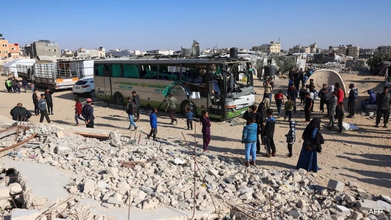 一輛遭到以色列襲擊的公共汽車