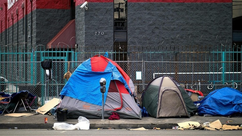 美國(guó)無(wú)家可歸者人數(shù)創(chuàng)歷史新高 每1萬(wàn)人有23人無(wú)家可歸