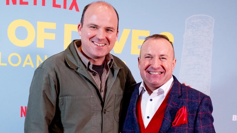 《戴夫銀行2》主演羅里·金尼爾(左)和戴夫·菲什威克(電影所依據(jù)的現(xiàn)實(shí)生活中的商人)