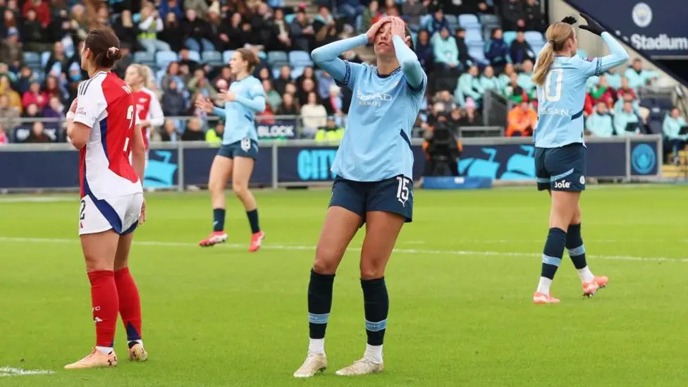 曼城在英超聯(lián)賽中被阿森納擊敗,跌至第四名