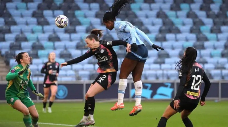 卡迪加&middot;肖頭球攻入曼城對陣萊斯特城的第三球