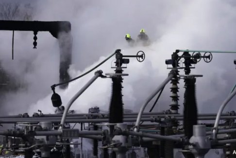 警察調(diào)查導(dǎo)致倫敦機(jī)場關(guān)閉的火災(zāi)