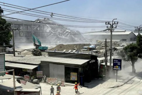 緬甸強(qiáng)震大橋房屋垮塌泳池水飛濺