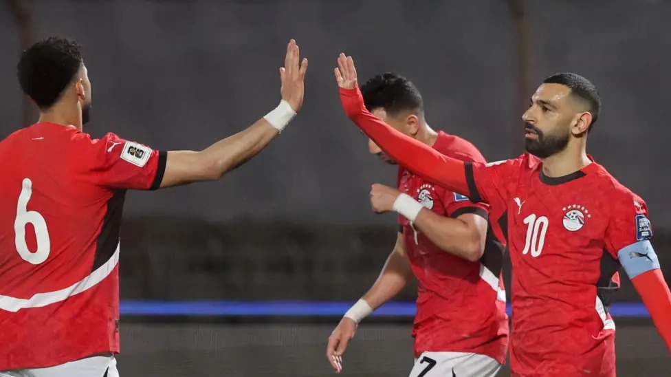 穆罕默德&middot;薩拉赫率領(lǐng)埃及隊(duì)在開(kāi)羅戰(zhàn)勝塞拉利昂隊(duì)