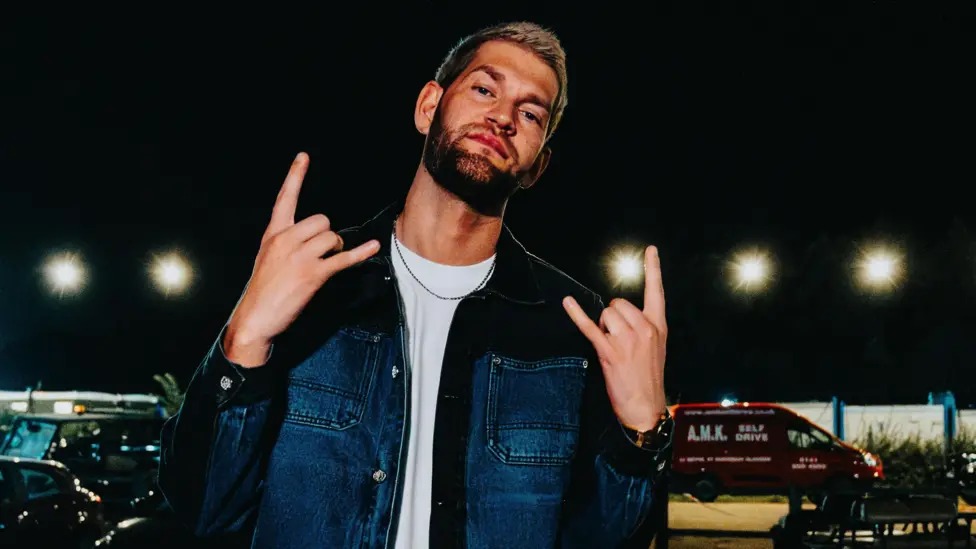 Dawe由歌手AbiFlynn演唱的新單曲《HereIn Your Arms》現(xiàn)已發(fā)行。