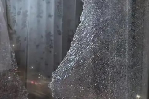 河南出現(xiàn)15級(jí)大風(fēng) 落地窗被整扇拔掉