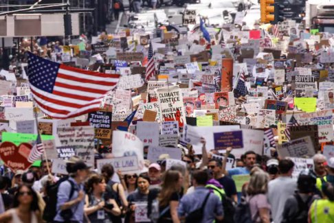 全美多地舉行抗議活動反對美政策：美國沒有國王
