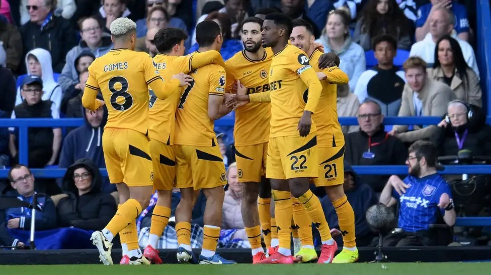 狼隊(duì)?wèi)c祝帕布羅&middot;薩拉比亞在客場(chǎng)戰(zhàn)勝伊普斯維奇的比賽中扳平比分