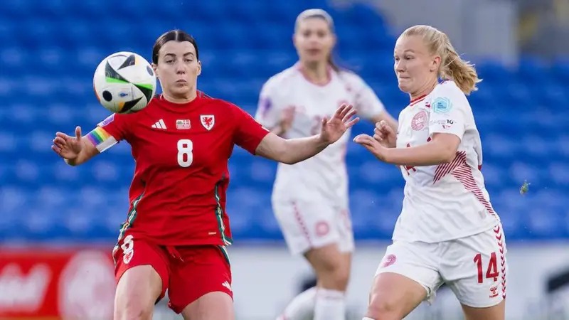 威爾士隊(duì)長安格拉德&middot;詹姆斯?fàn)帗屒? /></p>
<p>威爾士本有可能出現(xiàn)這樣的情況，但他們卻一度表現(xiàn)得令人印象深刻。</p>
<p>這是威爾士在備戰(zhàn)2025年歐洲杯（女子足球隊(duì)首次亮相大型錦標(biāo)賽）期間與頂級球隊(duì)交手的又一次寶貴經(jīng)驗(yàn)。</p>
<p>威爾士主帥瑞安&middot;威爾金森表示，她的政策是&ldquo;召集球員而不使用他們是沒有意義的&rdquo;，她也信守了自己的諾言，再次對球隊(duì)進(jìn)行了大規(guī)模輪換，對在雷克瑟姆對陣瑞典的首發(fā)陣容進(jìn)行了五次調(diào)整。</p>
<p>明星球員、威爾士出場次數(shù)最多的球員和最佳射手杰西&middot;菲什洛克因傷缺席了她上一次效力的俱樂部西雅圖統(tǒng)治隊(duì)，因此被排除在外。威爾士繼續(xù)謹(jǐn)慎安排她的上場時(shí)間，讓她作為替補(bǔ)球員未被上場。</p>
<p>今年2月，在威爾士對陣意大利和瑞典的國家聯(lián)賽預(yù)選賽首場比賽中，威爾士開局緩慢，這是球隊(duì)的一個(gè)特點(diǎn)，這次在卡迪夫城球場進(jìn)行的比賽中，丹麥隊(duì)再次抓住了機(jī)會，取得了勝利。</p>
<p>客隊(duì)之前曾以5-1的比分戰(zhàn)勝卡迪夫城球場，因此本場比賽客隊(duì)開局明顯信心十足，布隆伯格獲得了空間轉(zhuǎn)身將球送入球門角落，客隊(duì)抓住了第一次機(jī)會便攻入了進(jìn)球。</p>
<p>威爾士隊(duì)難以遏制丹麥隊(duì)的進(jìn)攻，弗雷德里克&middot;托格森（FrederikkeThogersen）在第11分鐘時(shí)有望擴(kuò)大領(lǐng)先優(yōu)勢，但杰瑪&middot;埃文斯（GemmaEvans）在最后一刻進(jìn)行了阻擋。</p>
<p>丹麥隊(duì)打得非常輕松，第22分鐘，他們又險(xiǎn)些進(jìn)球，索菲&middot;布雷德加德的大力射門被威爾士門將奧利維亞&middot;克拉克撲出。</p>
<p>比賽第27分鐘，克拉克的進(jìn)球帶來了奇跡，后衛(wèi)斯泰恩&middot;巴利薩格爾(StineBallisager)在角球處近距離頭球攻門擊中橫梁，隨后凱瑟琳&middot;庫爾(KathrineKuhl)穿過擁擠的禁區(qū)將球射入球門。</p>
<p>那次交鋒產(chǎn)生了決定性的結(jié)果，比賽結(jié)果出人意料地發(fā)生了逆轉(zhuǎn)。</p>
<p>威爾士隊(duì)原本很容易就落后兩三個(gè)球，但他們在第32分鐘可能扳平比分，因?yàn)榈滉?duì)未能清除傳中，但莉莉&middot;伍德漢姆的射門被擋了下來。</p>
<p>然而，丹麥隊(duì)并未理會警告，威爾士隊(duì)在不到60秒的時(shí)間里就扳平了比分，荷蘭隊(duì)得球后，內(nèi)切并用右腳大力射門，將球送入球門。</p>
<p>這個(gè)進(jìn)球激發(fā)了威爾士隊(duì)的斗志，伍德漢姆憑借精湛的球技找到空位，漢娜&middot;凱恩凌空抽射，球高出橫梁，而雷切爾&middot;羅威一腳射門偏出，威爾士隊(duì)以實(shí)力更強(qiáng)的一方結(jié)束了上半場。</p>
<p>威爾士隊(duì)在與世界強(qiáng)隊(duì)的對決中越來越得心應(yīng)手，與2023年被德國隊(duì)和丹麥隊(duì)連續(xù)5-1擊敗的那支球隊(duì)相比，威爾士隊(duì)看起來有所不同，半場休息后他們繼續(xù)讓丹麥隊(duì)感到不安。</p>
<p>在威爾士隊(duì)扳平比分后，客隊(duì)教練安德烈&middot;耶格勒茨(AndreeJeglertz)在比賽進(jìn)行到第60分鐘時(shí)進(jìn)行了四次換人，而他的球隊(duì)則完全失去了動力。</p>
<p>事實(shí)上，丹麥隊(duì)一直占據(jù)主導(dǎo)地位，直到第69分鐘才創(chuàng)造出另一次明顯的機(jī)會，但替補(bǔ)出場的阿瑪莉&middot;范格斯加德(AmalieVangsgaard)憑借流暢的動作將球射高了橫梁。</p>
<p>比賽在那瘋狂的一分鐘里發(fā)生了決定性的轉(zhuǎn)折，丹麥隊(duì)占了上風(fēng)，威爾士隊(duì)錯(cuò)失了本場比賽的最佳機(jī)會，并在幾秒鐘內(nèi)落后。</p>
<p>他們或許可以也應(yīng)該領(lǐng)先，因?yàn)樘嫜a(bǔ)艾麗斯&middot;格里菲斯(AliceGriffiths)為凱恩(Cain)解圍，但她只能向守門員瑪雅&middot;奧斯特加德(MajaOstergaard)射門。</p>
<p>威爾士隊(duì)在?，?middot;斯內(nèi)爾(EmmaSnerle)的完美傳球讓對手措手不及后，范斯加德(Vangsgaard)沒有犯任何錯(cuò)誤，丹麥隊(duì)迅速給予了懲罰。</p>
<p>這些都是A級國家聯(lián)賽中的微小差距，這意味著威爾士只能為可能出現(xiàn)的結(jié)果而后悔。</p>
<p>進(jìn)球者霍蘭德穿著保護(hù)靴，腿部受傷，被擔(dān)架抬下場，傷勢看起來很嚴(yán)重。從威爾士的角度來看，這影響了當(dāng)晚的比賽質(zhì)量，并且可能給比賽蒙上陰影，此時(shí)距離歐洲杯開幕已不足100天。</p>　　本文“足球新聞”來源：http://m.zjjzhonglv.com/sports/6263.html，轉(zhuǎn)載必須保留網(wǎng)址。
      <div   id=