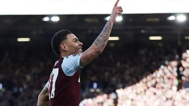 摩根·羅杰斯在阿斯頓維拉對陣諾丁漢森林的比賽中首開紀錄后慶祝