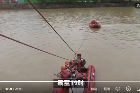 貴州黔西2艘游船側(cè)翻 約70人落水