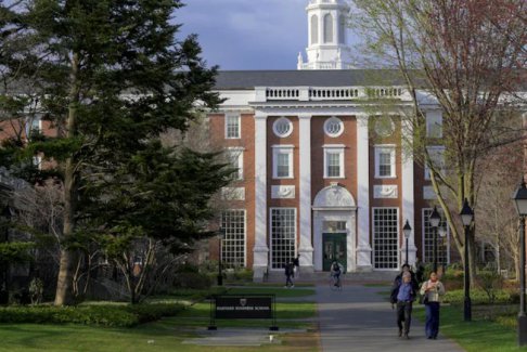 特朗普政府禁止哈佛大學(xué)招收國際生 現(xiàn)有外國學(xué)生必