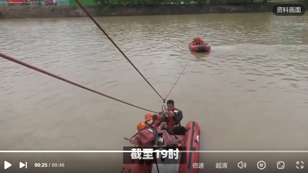 貴州黔西2艘游船側(cè)翻 約70人落水