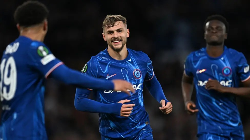 切爾西隊(duì)的基爾南&middot;德斯伯里&middot;霍爾(KiernanDewsbury-Hall)慶祝攻破佐加頓斯隊(duì)的球門