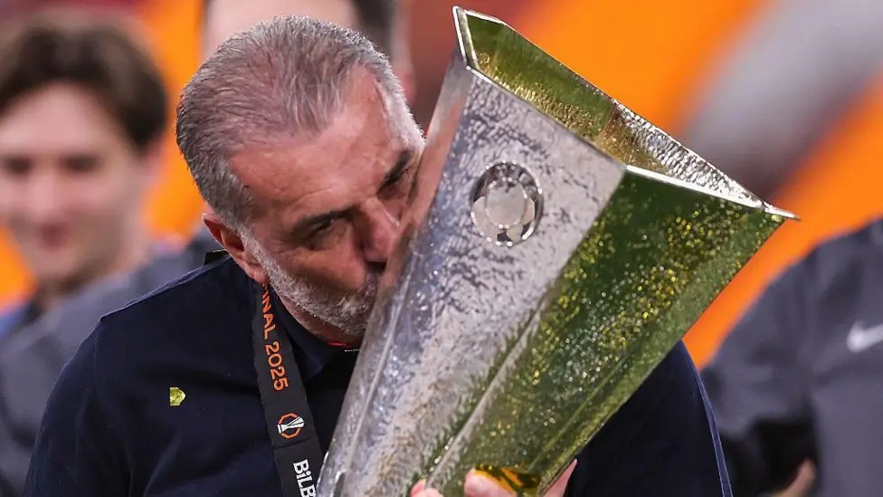 安格&middot;波斯特科格魯親吻歐聯(lián)杯獎杯