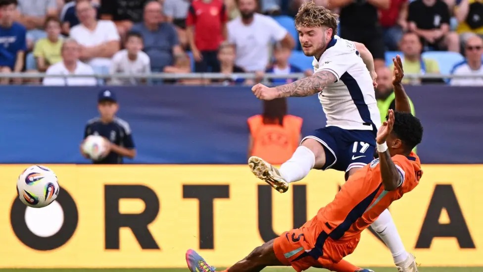 哈維·埃利奧特梅開(kāi)二度,助英格蘭 U21 隊(duì)晉級(jí) 2025 年歐洲杯決賽