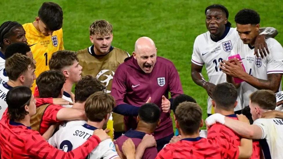 卡斯利在戰(zhàn)勝德國隊(duì)的比賽中，在加時(shí)賽開始前和半場(chǎng)休息時(shí)與球員們進(jìn)行了交談