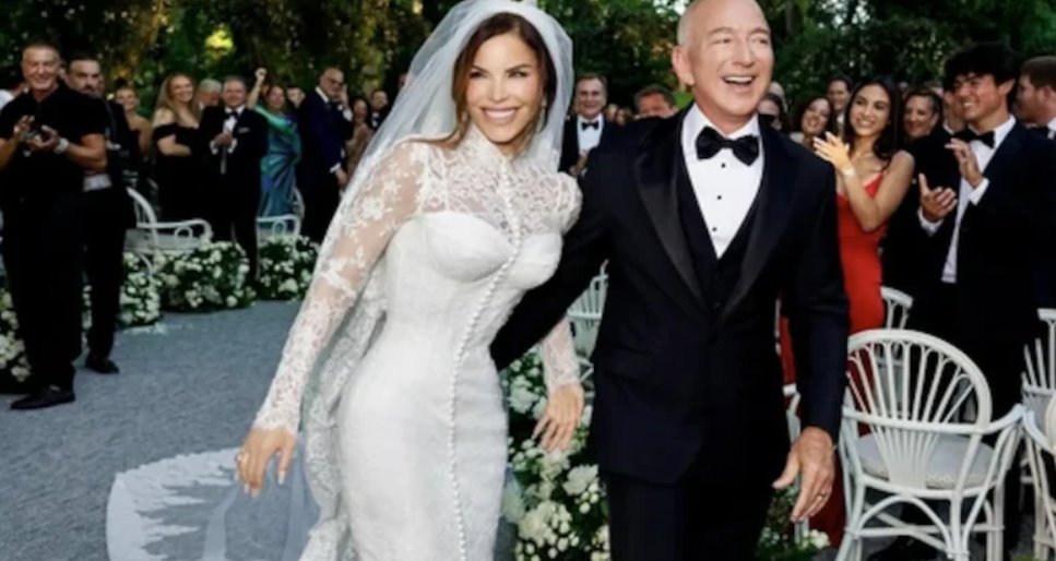 頒獎典禮上，馬泰奧&middot;波切利演唱了貓王埃爾維斯&middot;普雷斯利的《情不自禁墜入愛河》